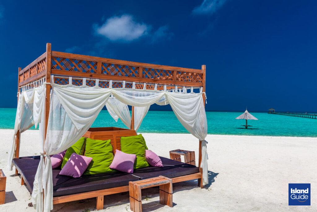 What are the structures of the Maldives